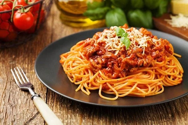 Cách làm mì Spaghetti bò băm sốt cà chua cực chuẩn vị Châu Âu